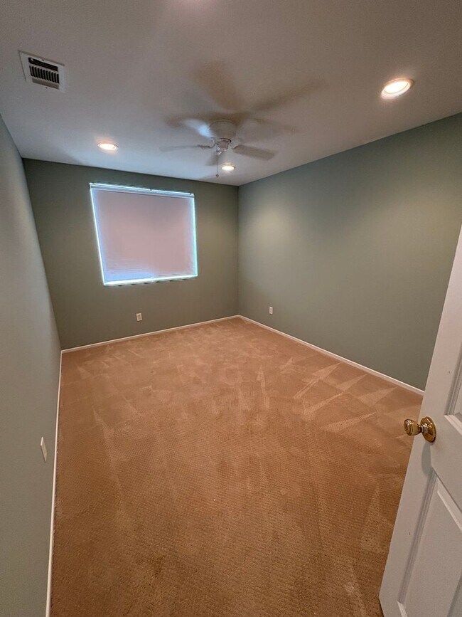 Building Photo - Beautiful 2-story home