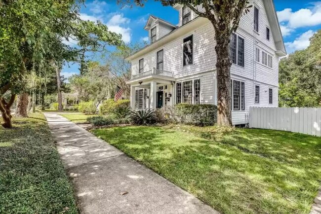 Building Photo - 406 NE 7th Ave