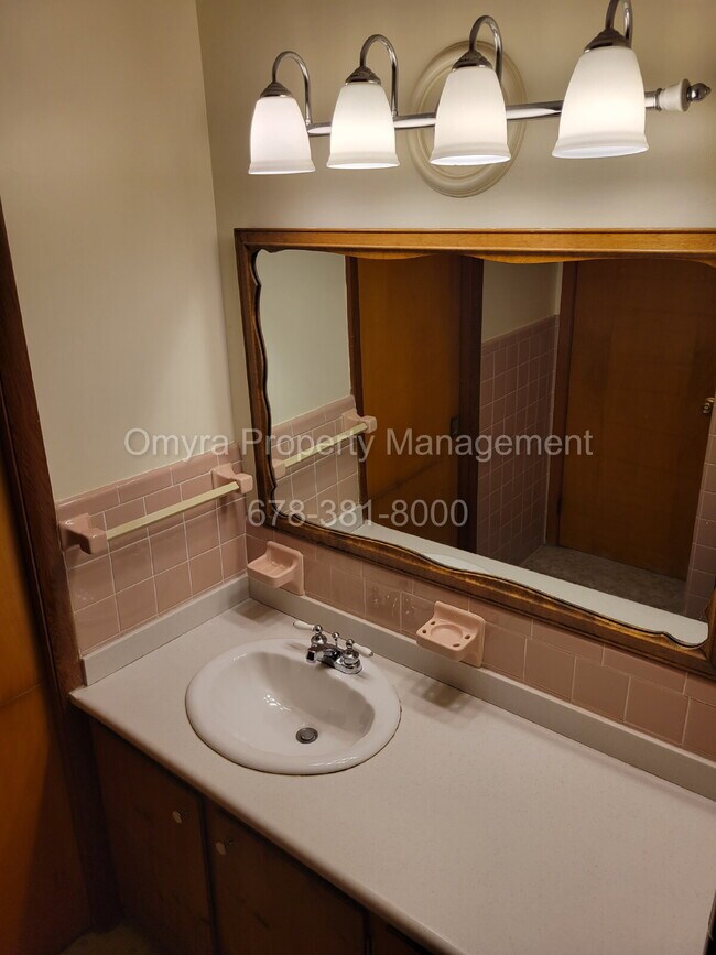 Building Photo - Charming 4 Bedroom Home in Brookhaven!