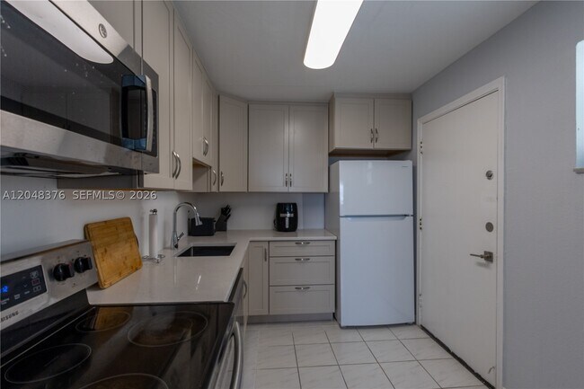 Building Photo - 1750 James 7L