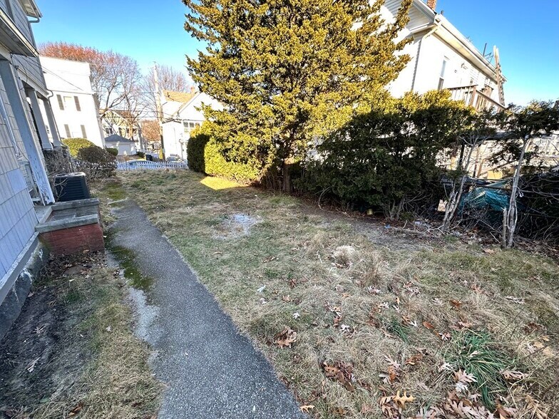 Building Photo - 82 Albertina St