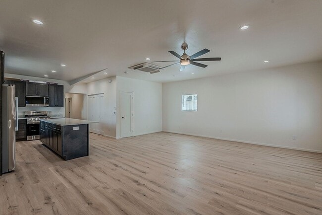 Building Photo - 1625 E 8th St