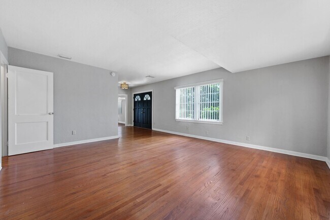 Building Photo - Updated 3/2 House with Bonus Room in Lake ...