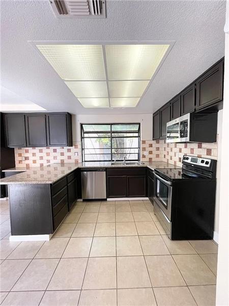 Building Photo - 700 Los Lunas Way
