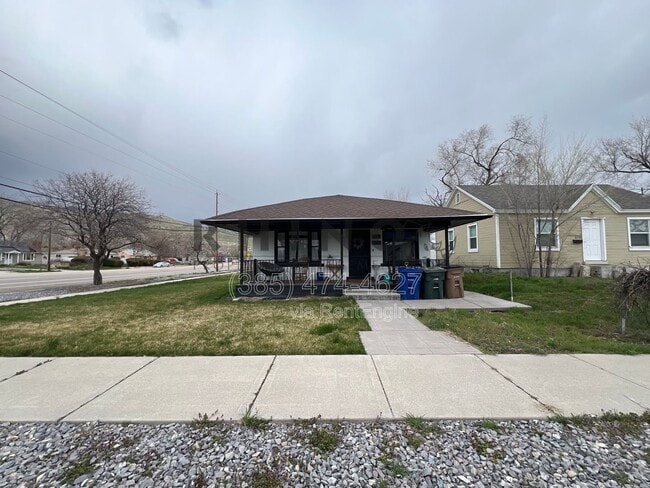 Building Photo - 578 Dexter St W