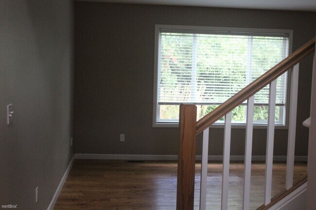 Building Photo - 3 br, 2.5 bath Duplex - 418 N Saginaw Rd