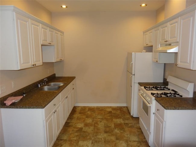 Building Photo - 33211 Old Hempstead Rd