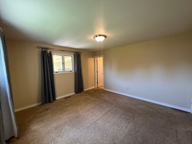 Building Photo - 5 bedroom 3 bathroom home for rent