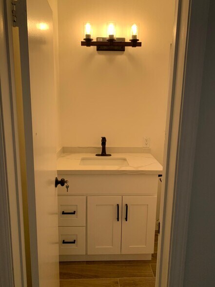 Building Photo - 2217 Marshallfield Ln