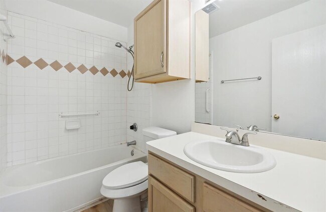 Building Photo - 1611 Sunnycrest Cir