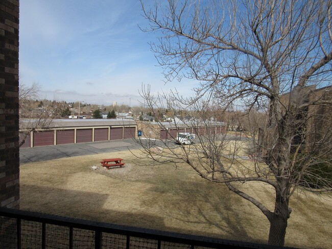 Building Photo - 1 Bedroom Condo Overlooking the Green Belt