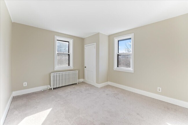 Building Photo - 825 Creek Rd