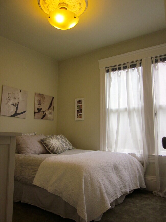 Building Photo - Stunning large Classic Pacific Heights Flat with lots of light, hardwood floors, washer/dryer, gr...