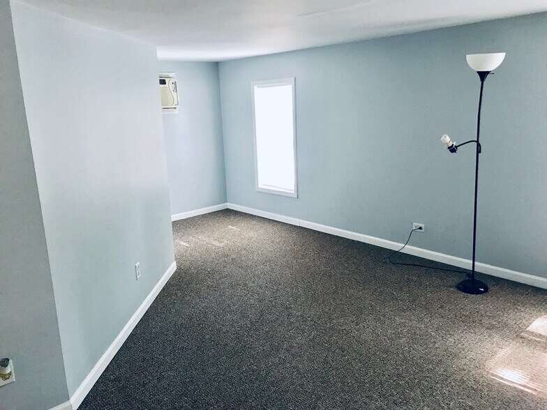 Building Photo - 410 E 9th St