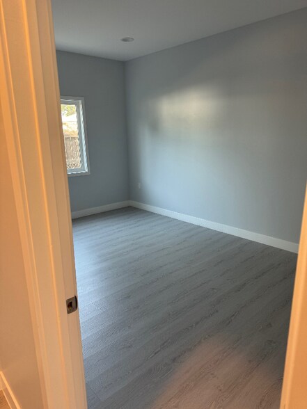 Building Photo - 282 E 2nd St