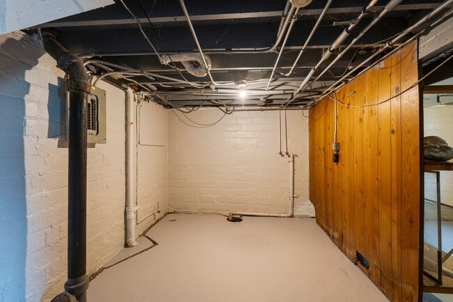Building Photo - Spacious 3 Bedroom 1 Bath House Located in...
