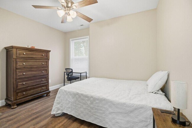 Building Photo - 810 Carson St