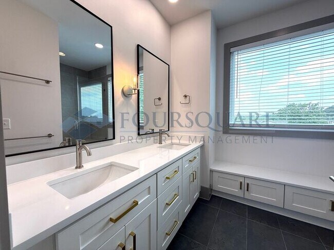 Building Photo - Modern 4-Bed / 4 Bath Townhome with Fireplace, Outdoor Spaces & Fenced Yard – Inside the Beltline...