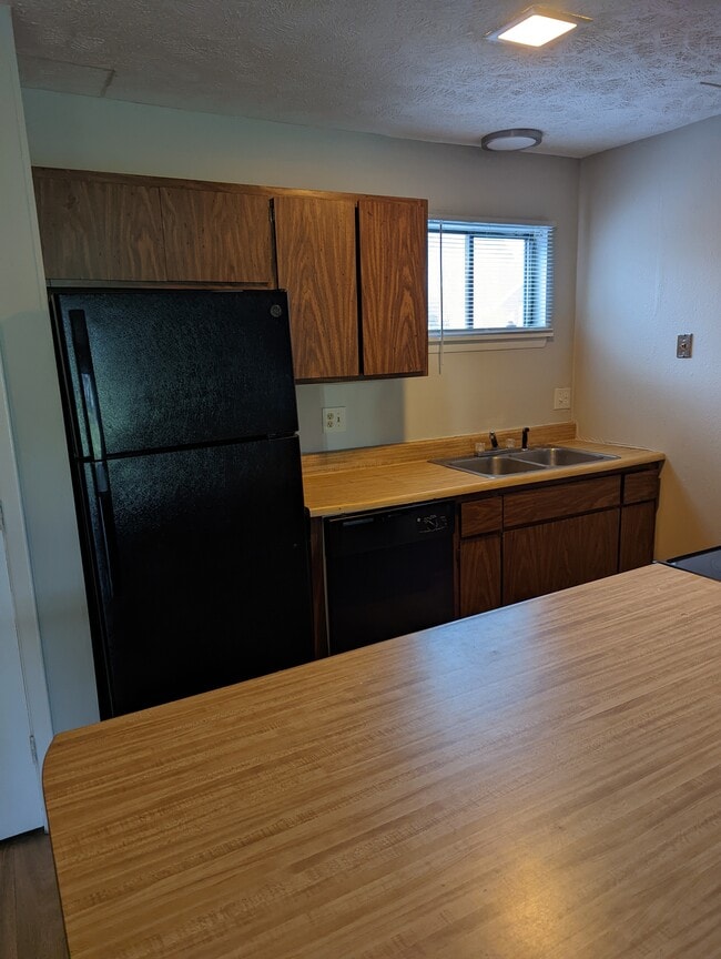 Building Photo - 823 Applewood Ln