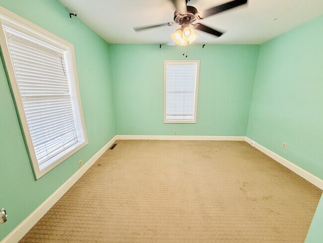 Building Photo - 715 Holland Ave