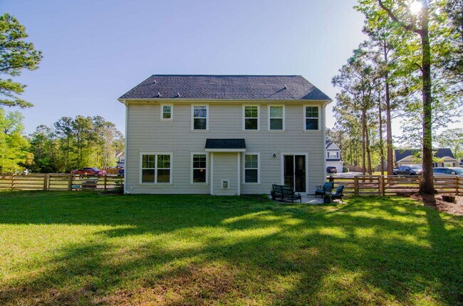 Building Photo - "Spacious 4-Bedroom Sanctuary with 3 Full Baths in Hampstead – Your Dream Home Awaits!"