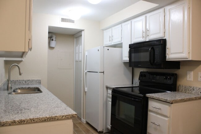 Building Photo - *** SPECIAL $300 OFF 1ST MONTH’S RENT***Available Now! Best Value in North OKC – Comfortable Cond...