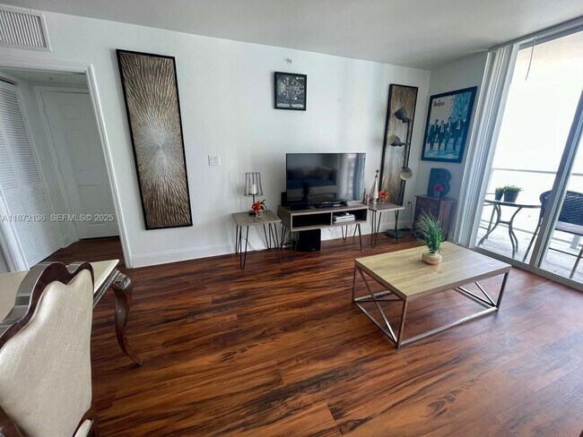 Building Photo - 1155 Brickell Bay Dr