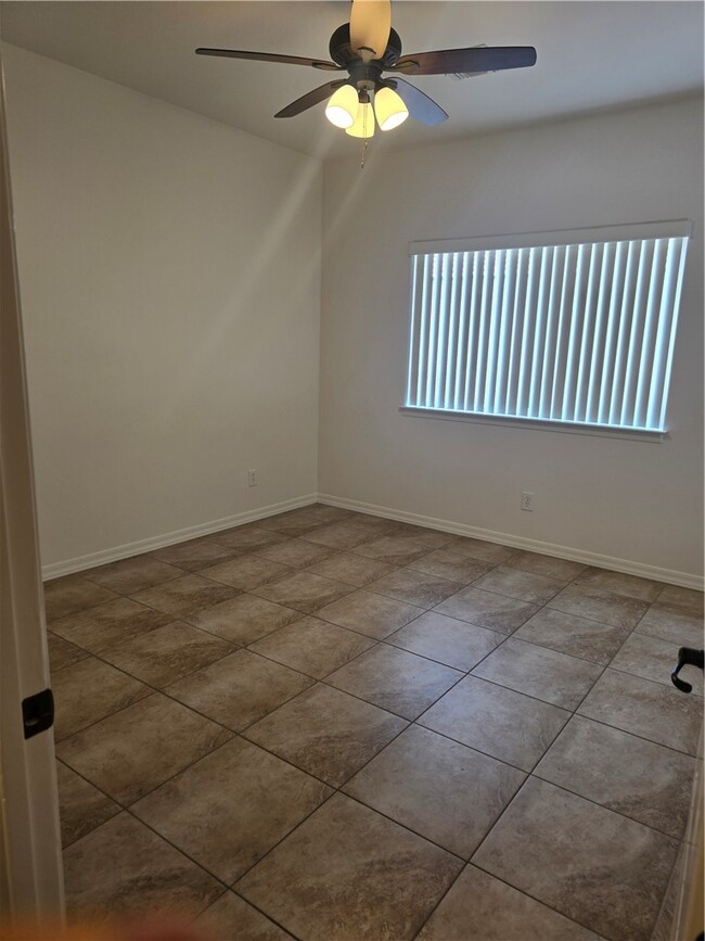 Building Photo - 417 Chablis Ct