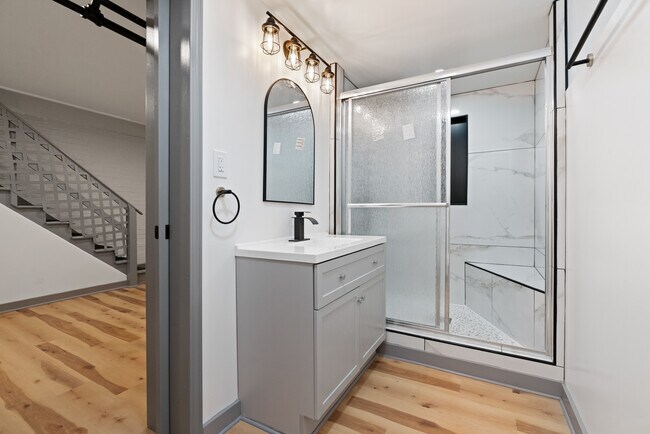 Building Photo - 5905 Hobart St