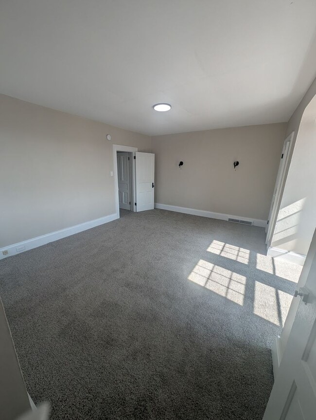 Building Photo - Newly Renovated 2 Bed, 1 Bath Home in Crafton -- AVAILABLE NOW!