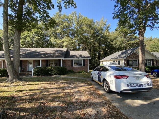 Primary Photo - Spacious 2-Bed Duplex in Simpsonville – Pr...