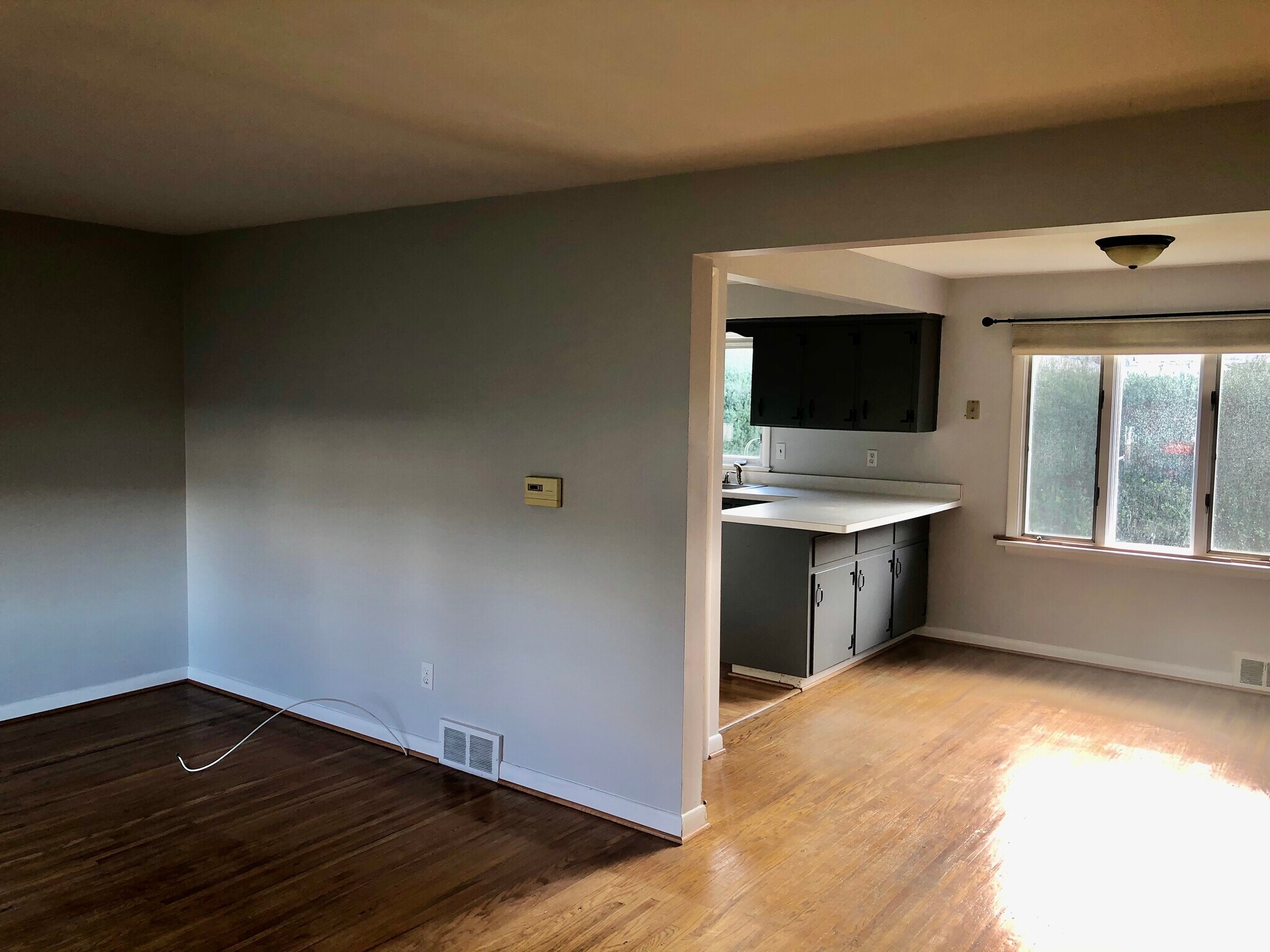 Building Photo - 129 Roselawn Cres