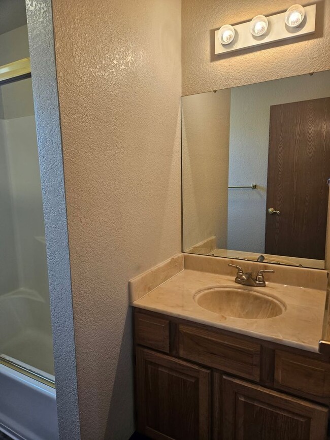Building Photo - Greenley Oaks Townhome