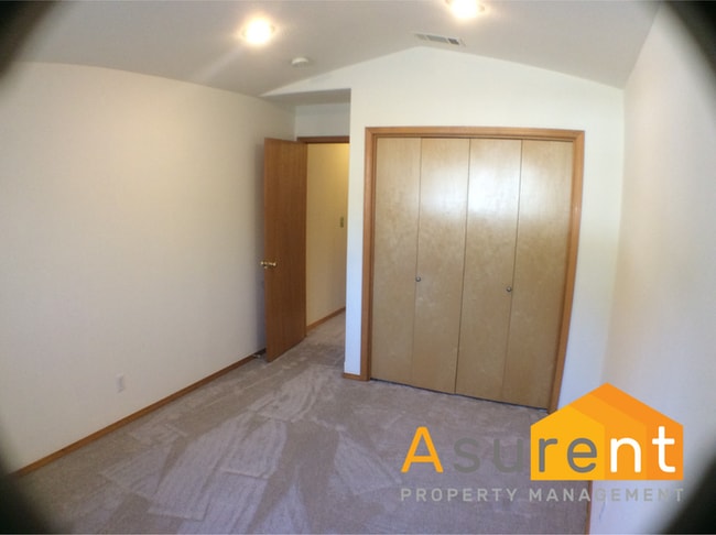 Building Photo - 2-Bedroom Townhouse Close to Hospitals, Great Private, Central Location!