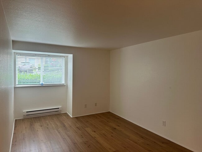 Building Photo - Sterling Heights Condo - Bellevue