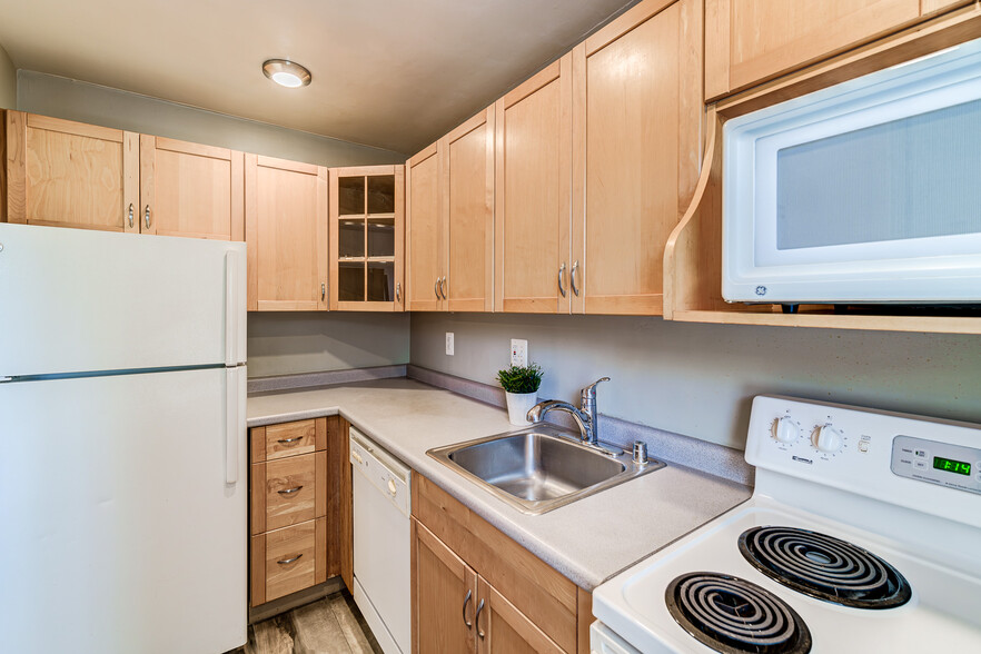 Kitchen - 109 E Glebe Rd