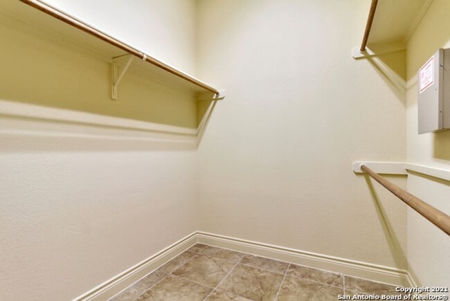 Building Photo - 4 Bedroom/4 Bath Champion Ridge Subdivision