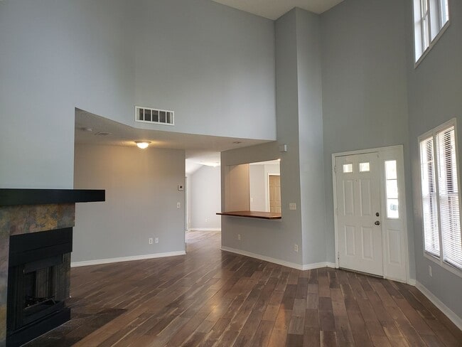 Building Photo - Spacious Townhome in the Heart of Dr. Phil...