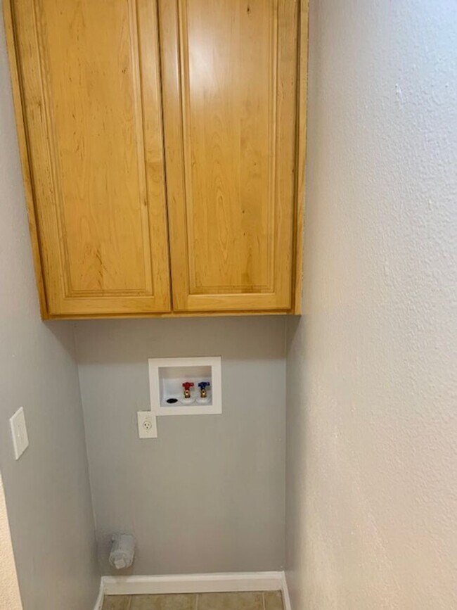Building Photo - Great 1 bed 1 bath Condo in Pittsburg -- AVAILABLE NOW !!!