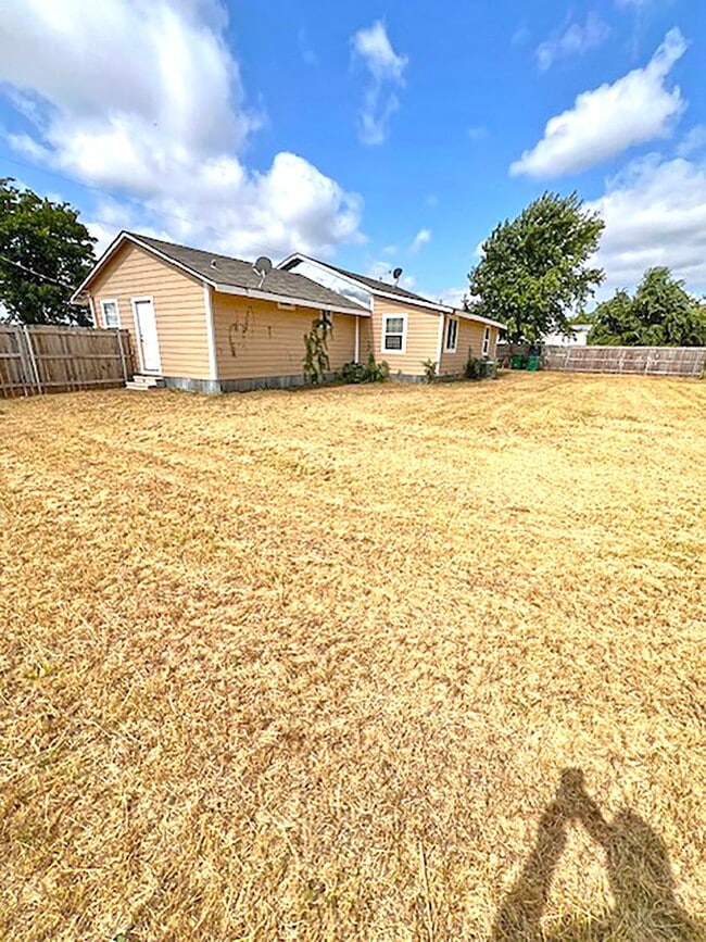 Building Photo - Great 3 Bdrm 2 Bath Home in Denton Tx