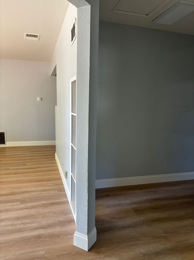 Building Photo - LOCATION! LOCATION! 3 Bed. 1 Bath Home Ava...