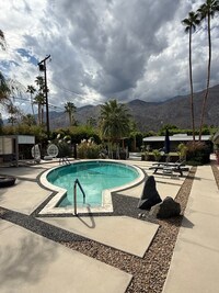 Building Photo - 777 E San Lorenzo Rd