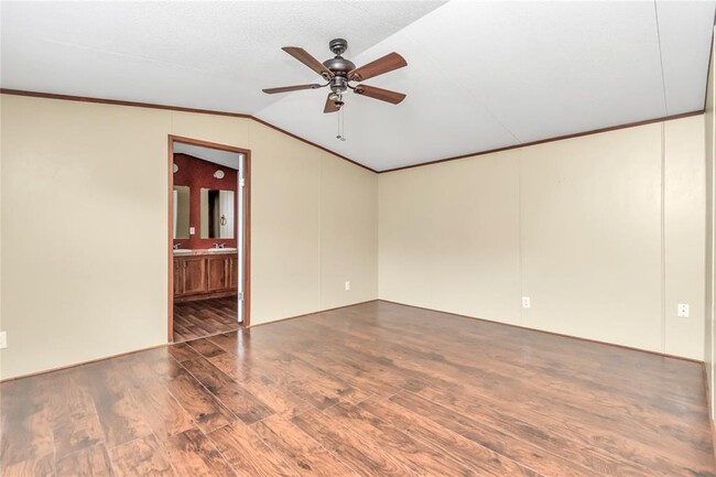 Building Photo - 101 Maple Ln