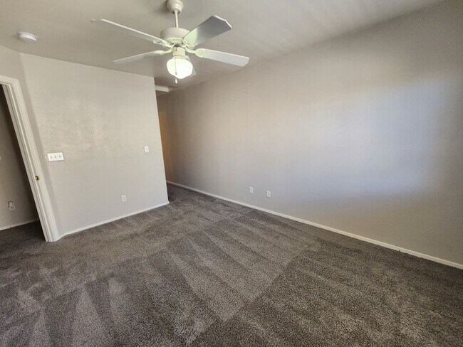 Building Photo - Beautiful townhouse in Silverado Ranch