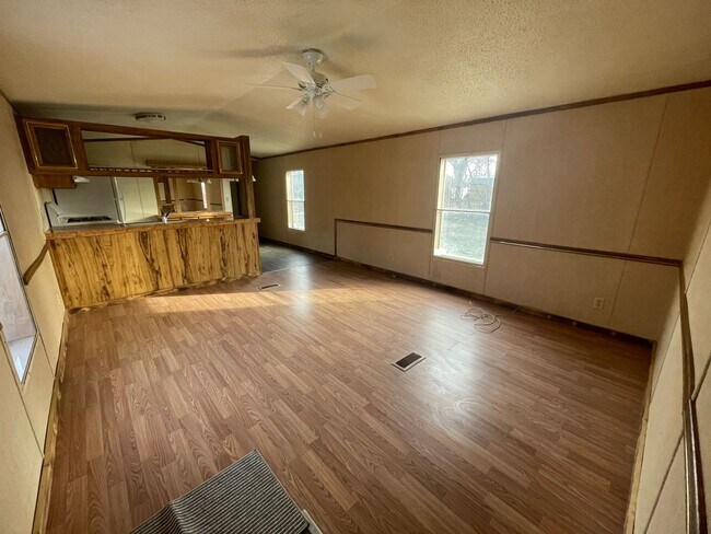 Building Photo - 3 Bedroom/ 2 Bath