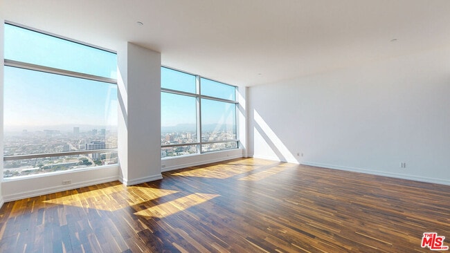 Building Photo - 900 W Olympic Blvd