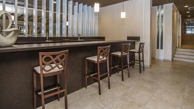 Clubhouse Bar - 1775 Diamond St
