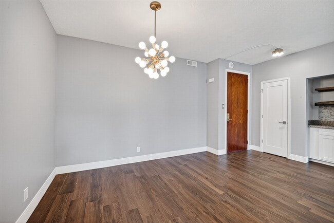 Building Photo - 5150 Hidalgo St