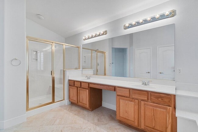 Building Photo - 4 bed, 2.5 bath single-story home in the g...