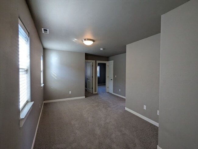 Building Photo - Newer 3 bedroom plus Den and Amenities in The Bridges